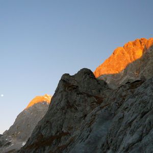 Sonnenaufgang in der Dachstein Südwand, auf dem Weg zum Steinerweg